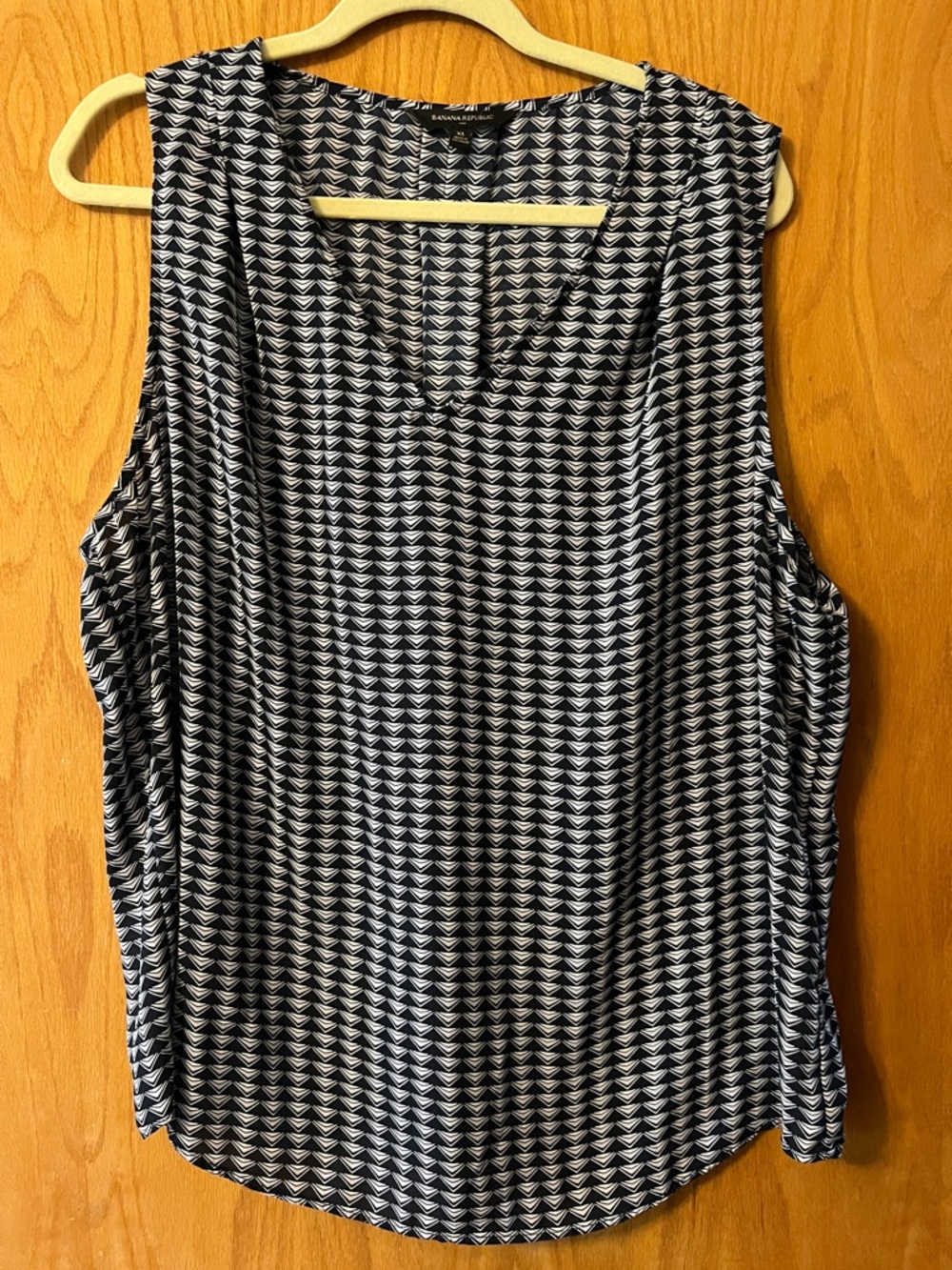 Banana Republic Black & White Printed V-Neck Sleeveless Tank